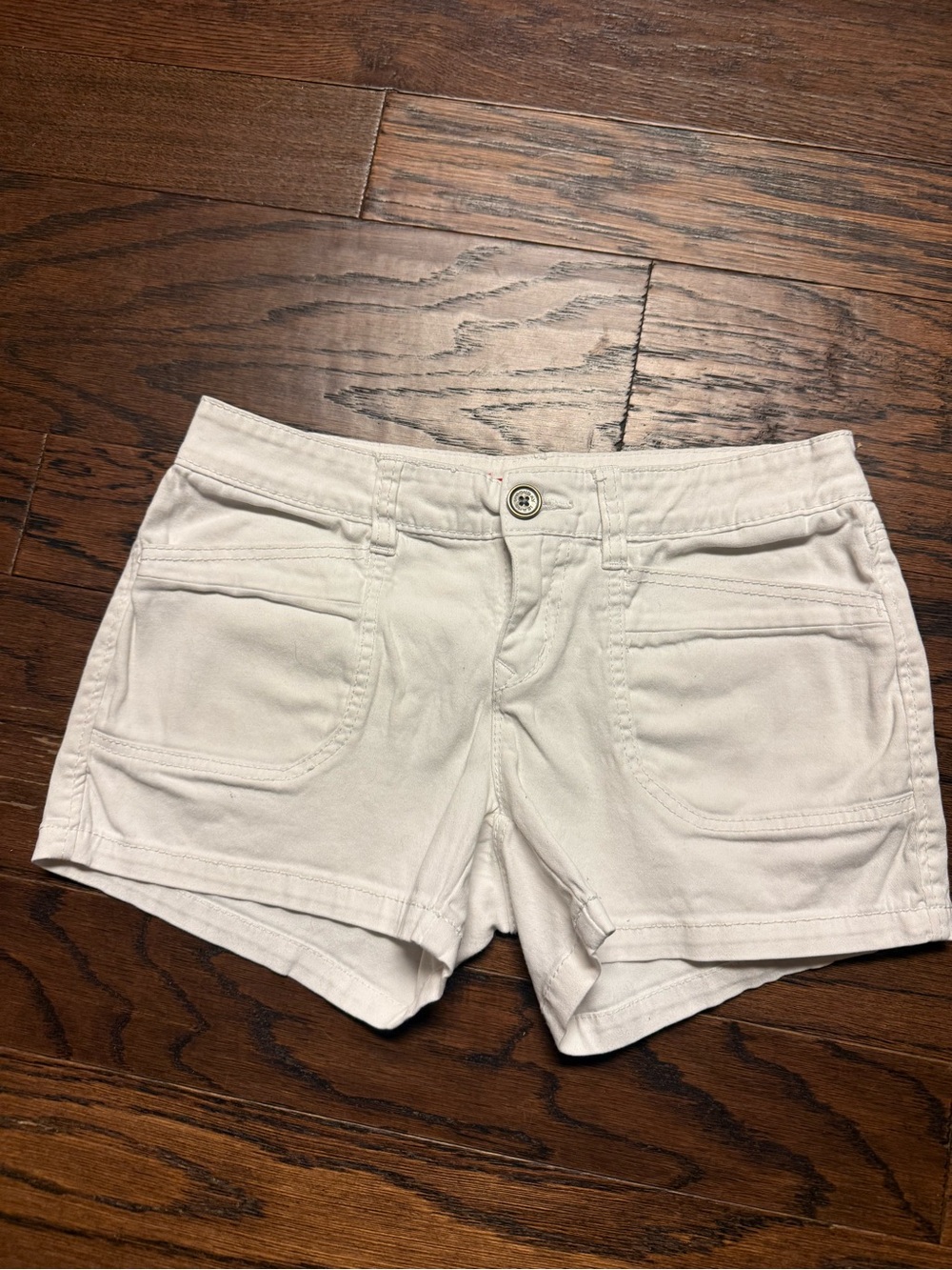 Union bay Women’s size 5 low rise White Cotton Blend Casual Shorts